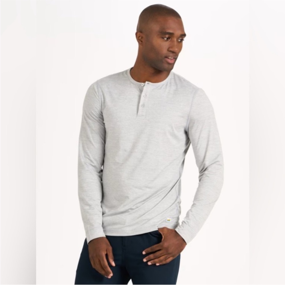 Vuori Long-Sleeve Ease Performance Henley Shirt in light Heathered grey